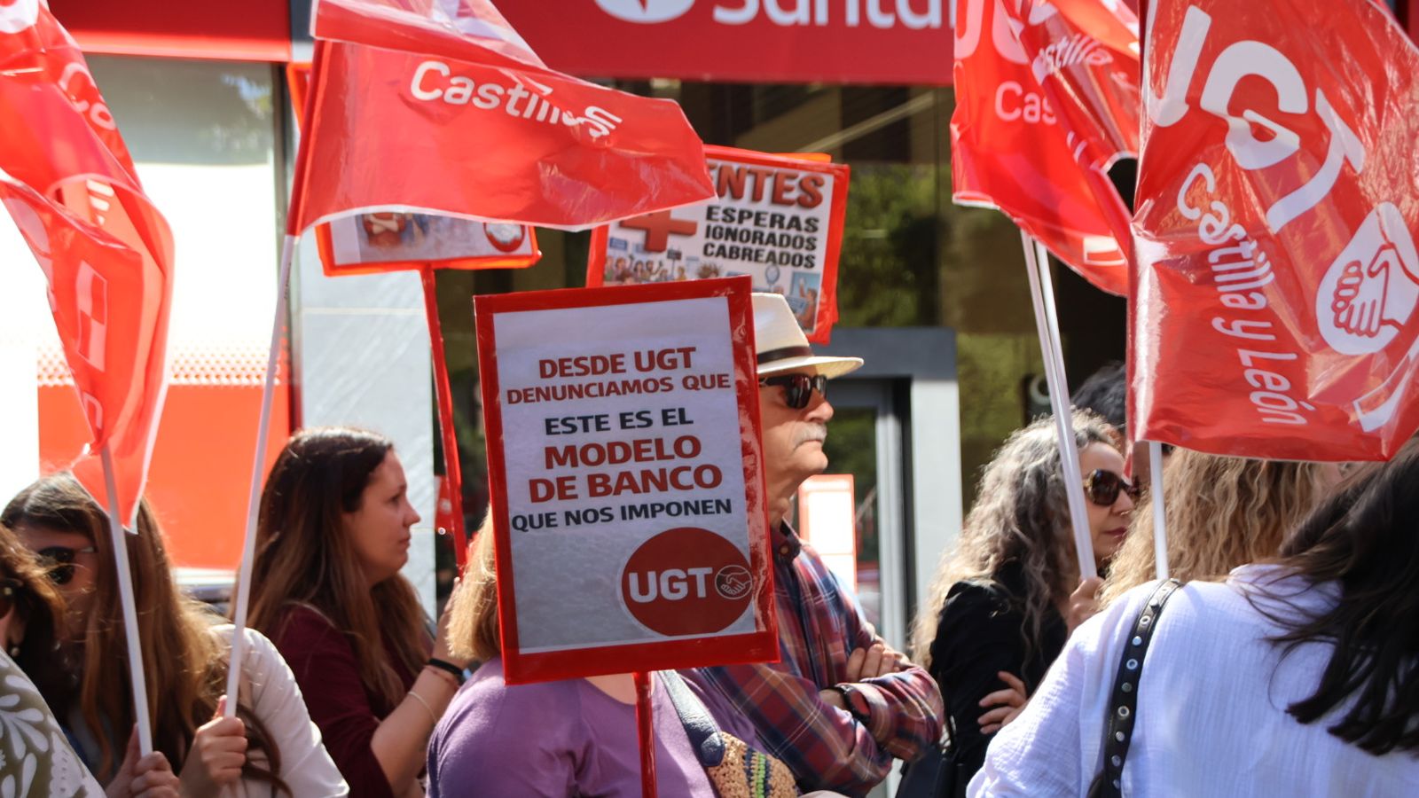 Protesta a las puertas del Banco Santander de la plaza de los Bandos por el despido de una trabajadora