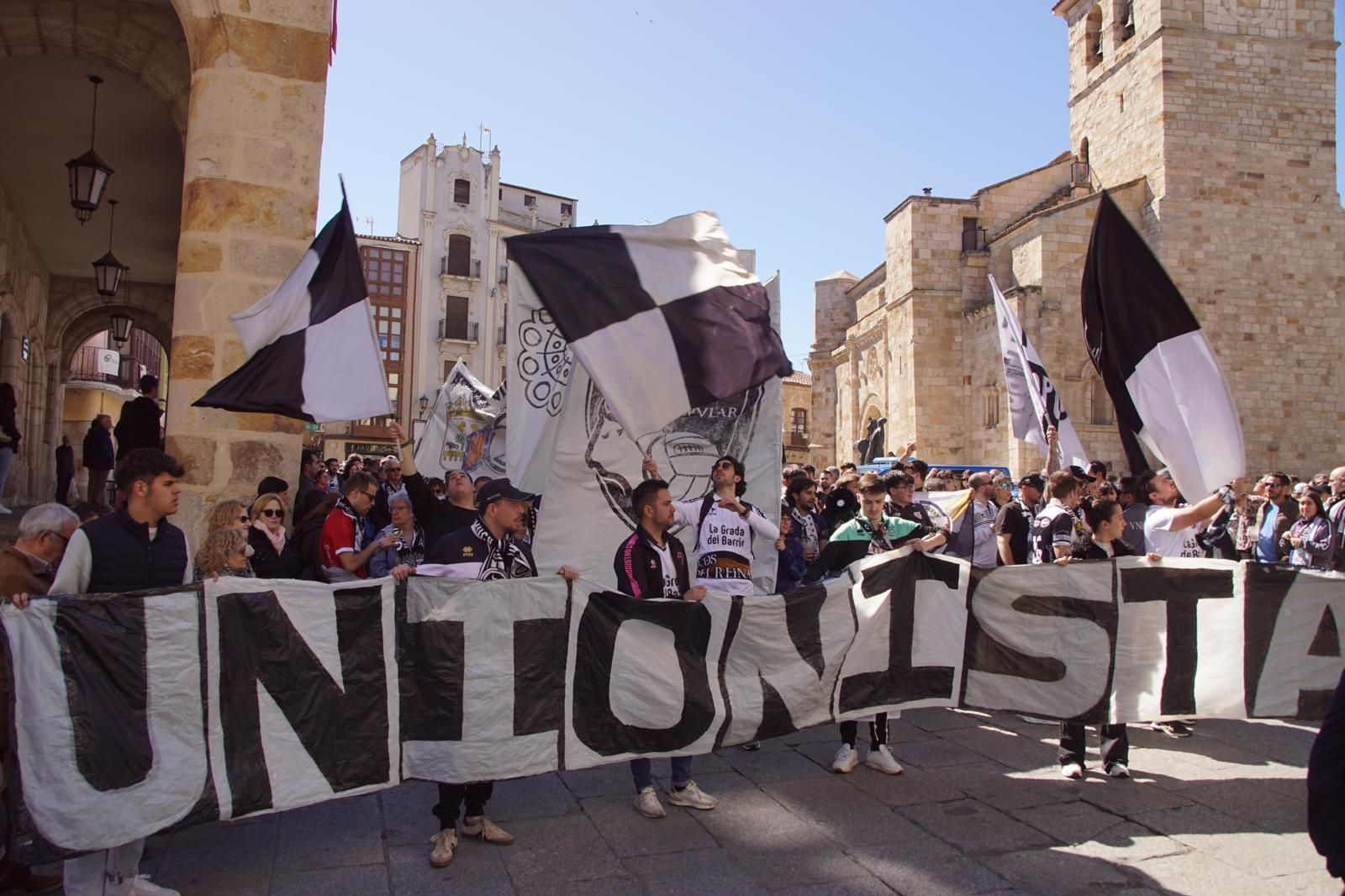 los-aficionados-de-unionistas-toman-las-calles-de-zamora-con-un-doble-corteo-11