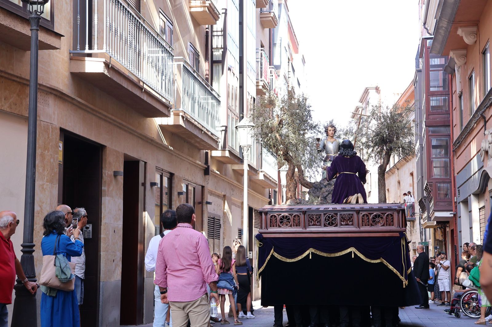 La Exaltación de la Cruz procesiona por las calles de Zamora rumbo a la carpa de San Bernabé