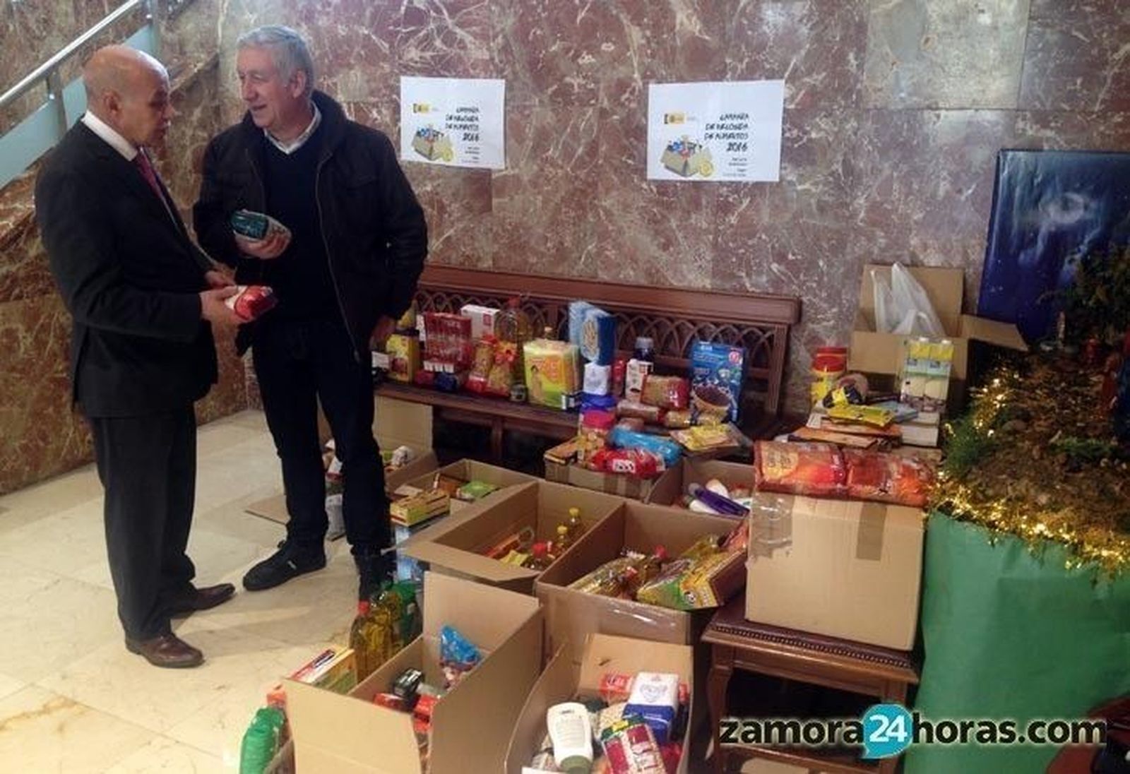 La Subdelegación del Gobierno entrega 650 kilos de alimentos a la parroquia de San Lázaro