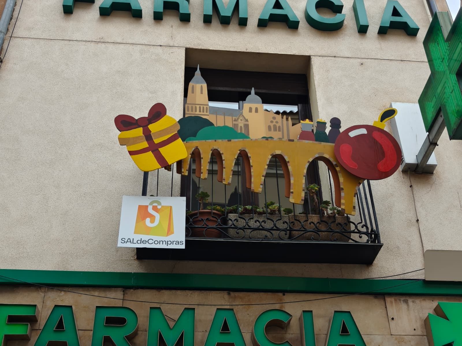 El Ayuntamiento de Salamanca potencia el comercio local de la Rúa con decoración en sus balcones