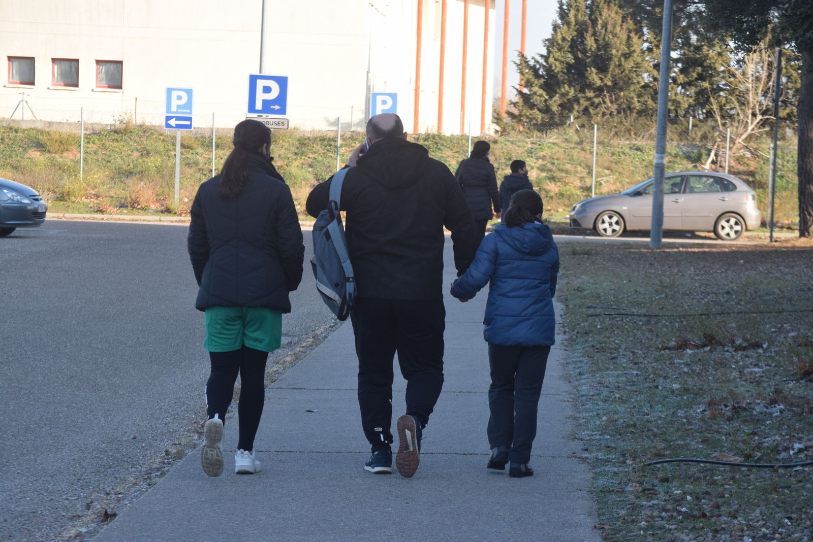 Una familia acude a la vacunación