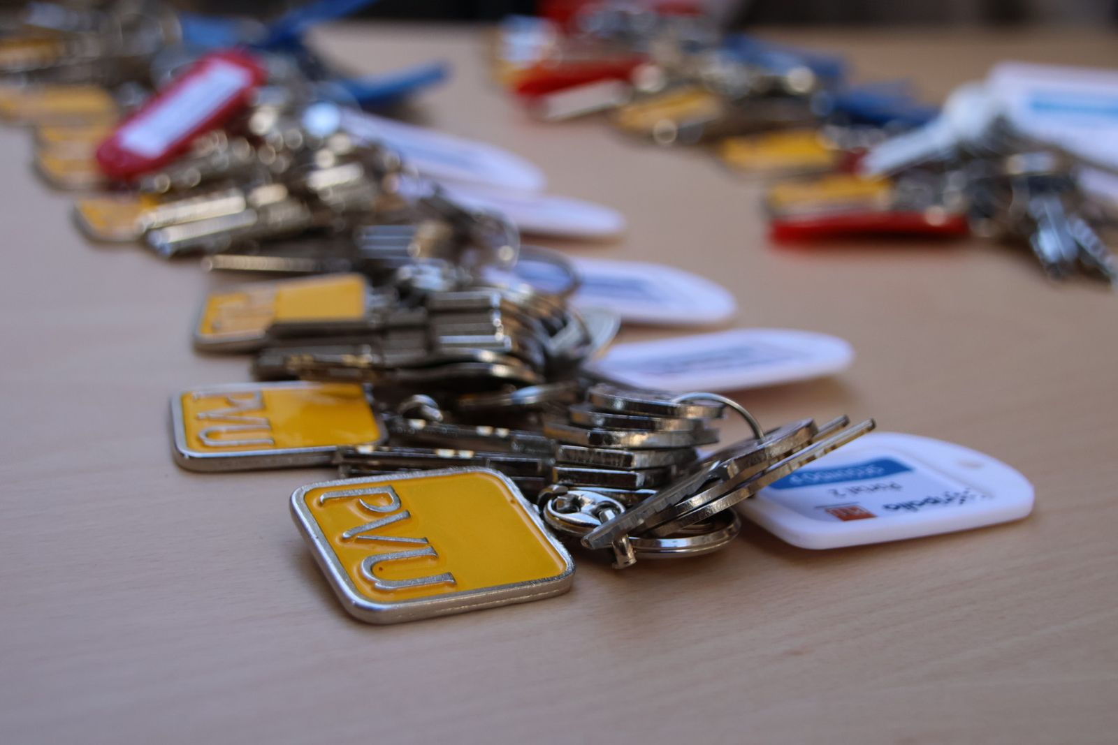 El alcalde de Salamanca, Carlos García Carbayo, entrega las llaves de la nueva promoción de viviendas protegidas en alquiler en Capuchinos