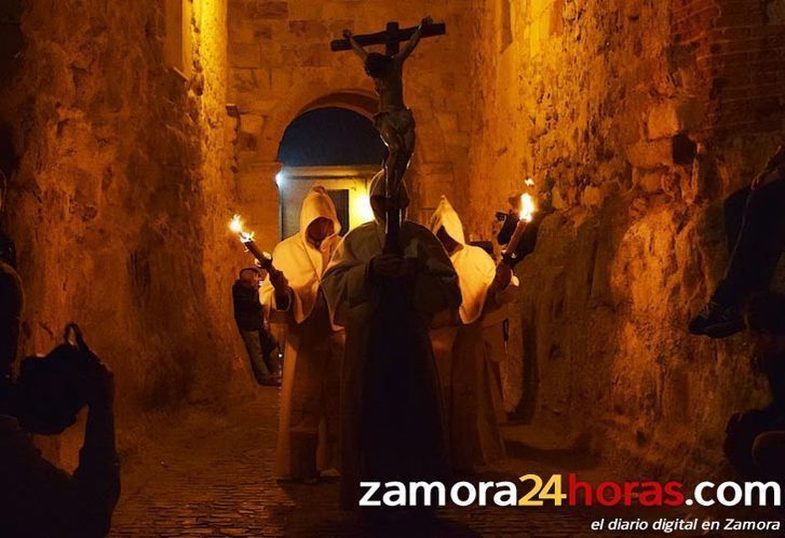 Zamora se estremece al paso del Cristo de la Buena Muerte