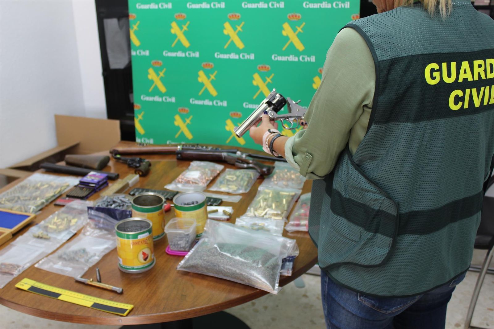 Intervención de la Guardia Civil por la tenencia y uso de armas. EP