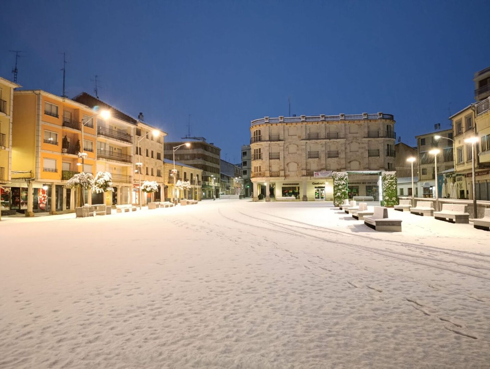 Guijuelo se tiñe de blanco por las nieves de Salamanca y los operarios del Ayuntamiento trabajan en labores de mantenimiento