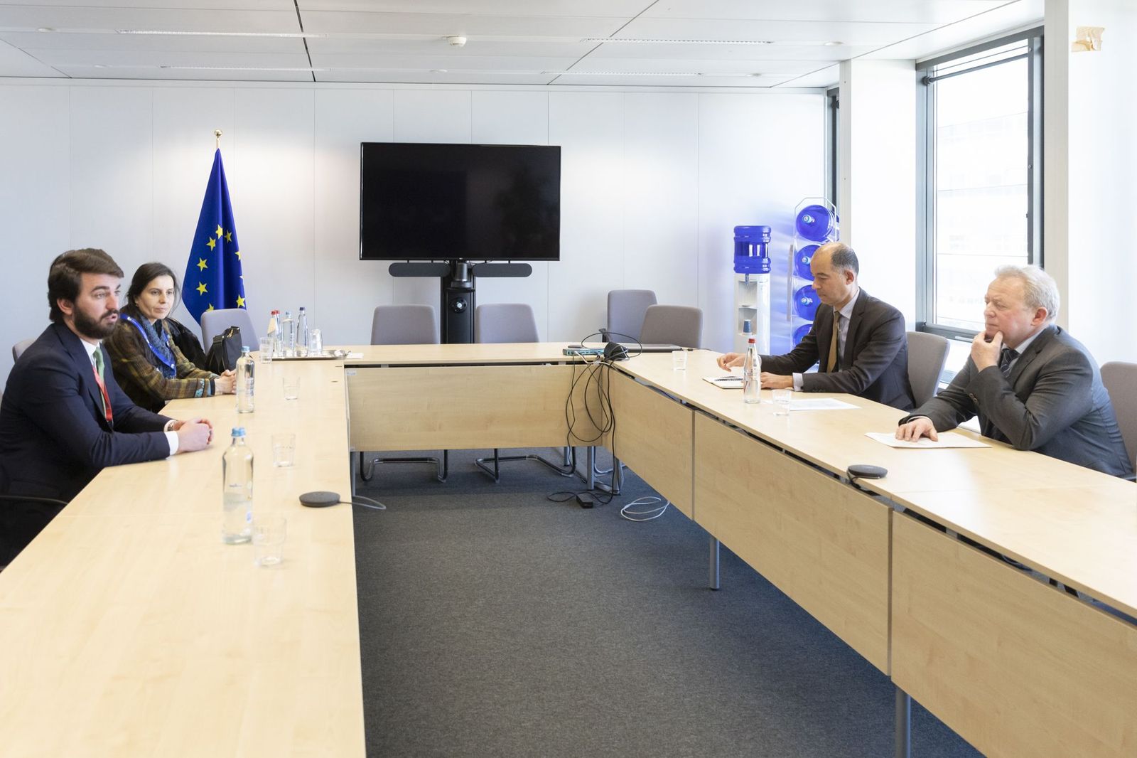 García Gallardo invita al comisario europeo de Agricultura a visitar Castilla y León y conocer de primera mano una “región estratégica para el sector primario en Europa”