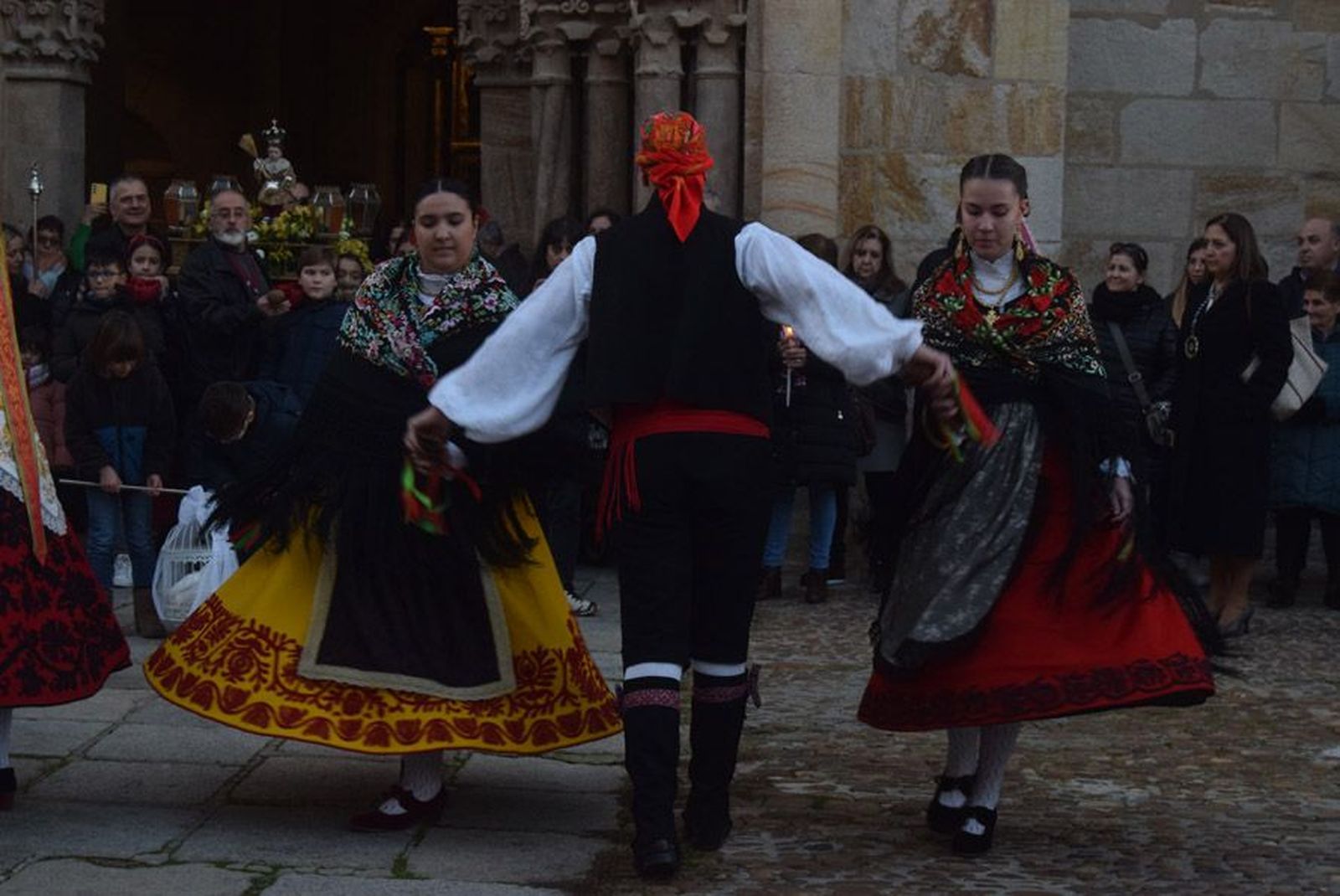 las-candelas-vuelven-a-unir-la-iglesia-de-san-juan-con-la-de-san-vicente-63