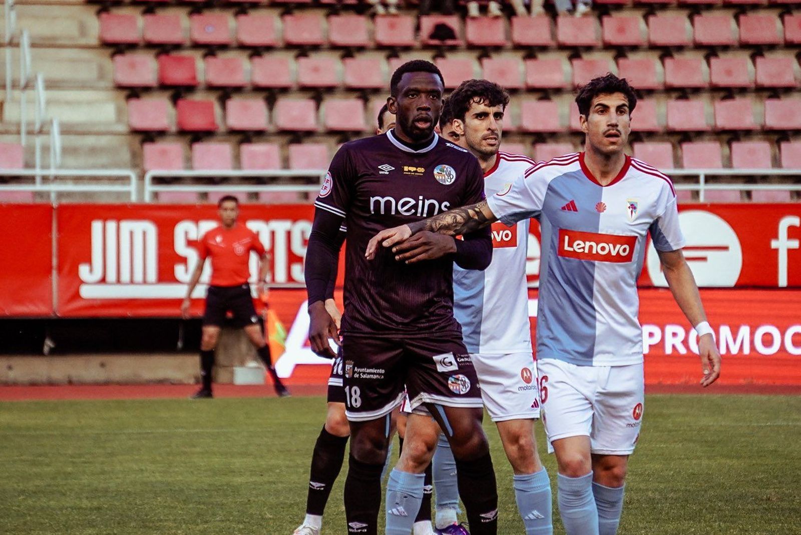 Emaná, ante el Compostela FOTO SALAMANCA CF UDS