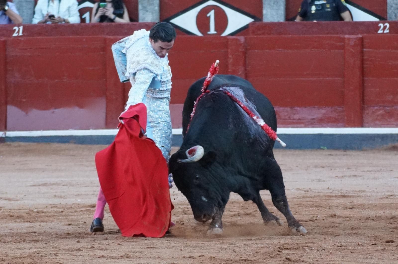 Emilio de Justo, Juan Ortega y Roca Rey inauguran el cartel de figuras en la feria de Salamanca: la corrida de Garcigrande en imágenes