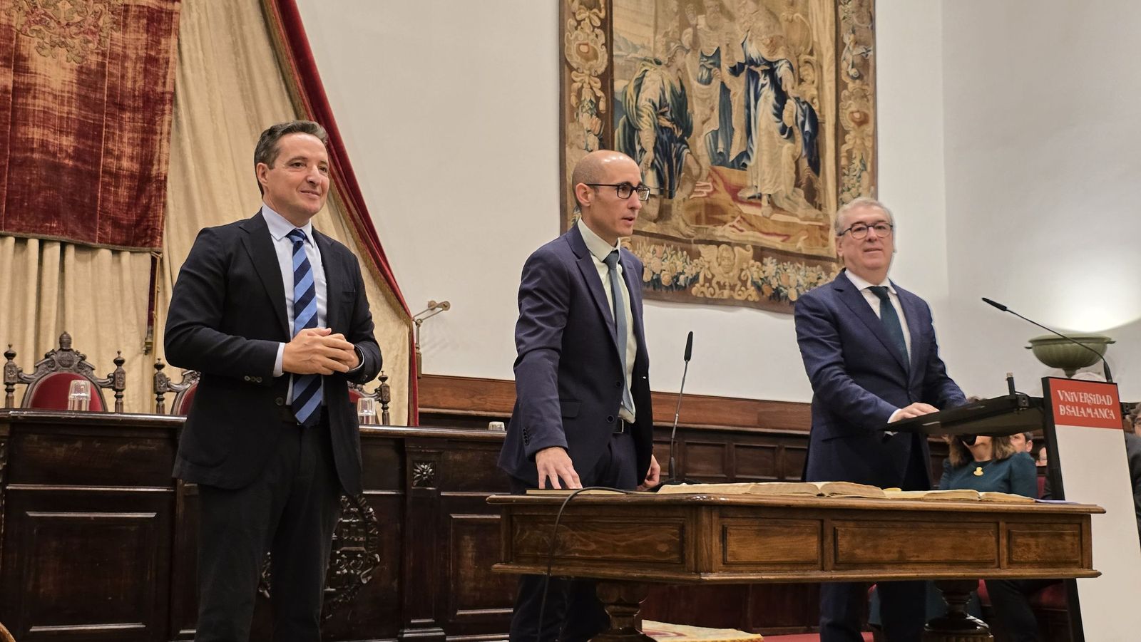 El rector de la Universidad de Salamanca preside el acto de toma de posesión de nuevos cargos académicos y del personal docente e investigador