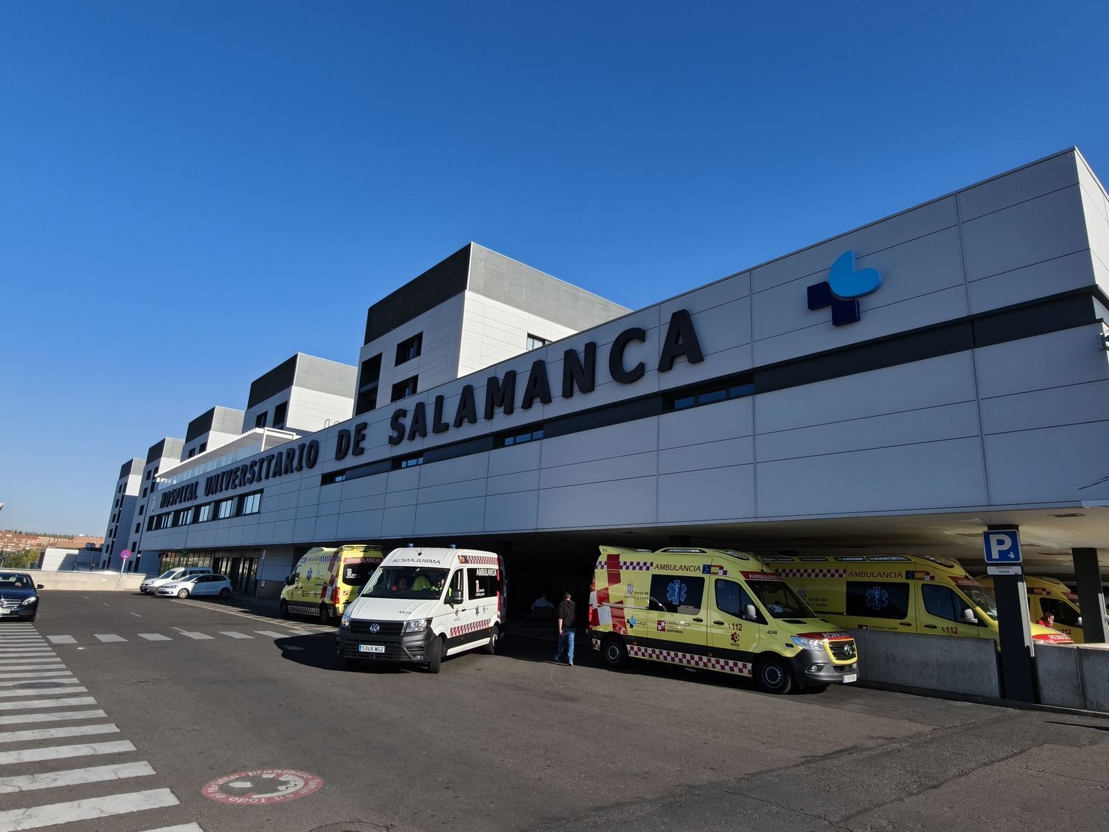 Ambulancia y ambulancias en el hospital de Salamanca. CAUSA. S24H.