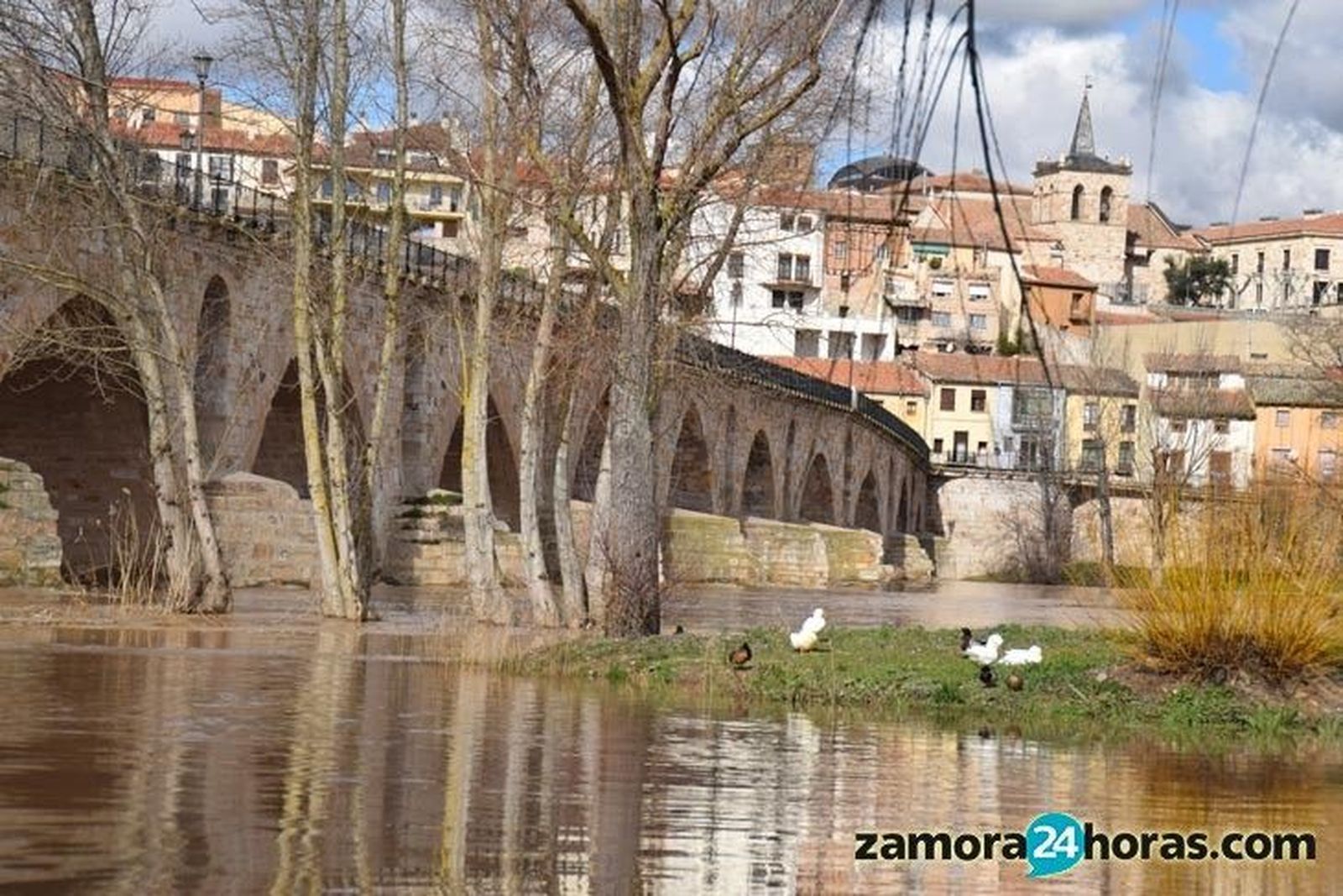 El Duero alcanza su caudal punta a su paso por la capital