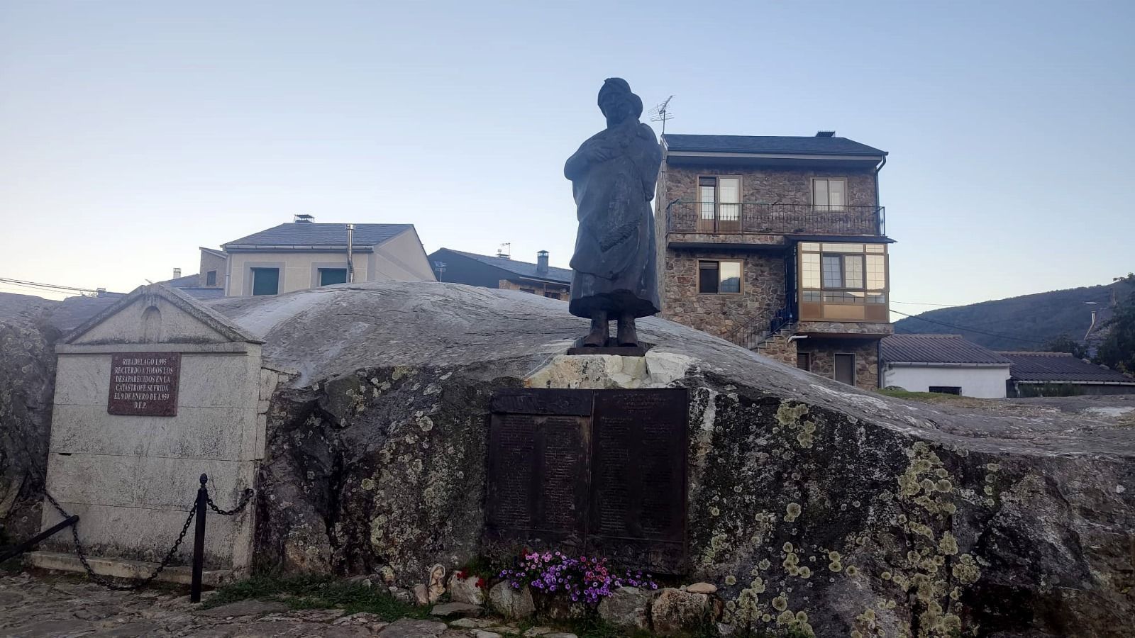 Estatua en memoria de las víctimas de la tragedia de Ribadelago.