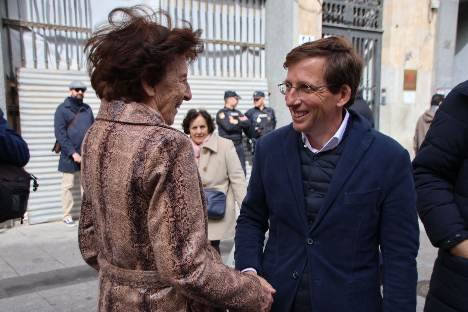 Almeida visita la carpa del pp del Liceo