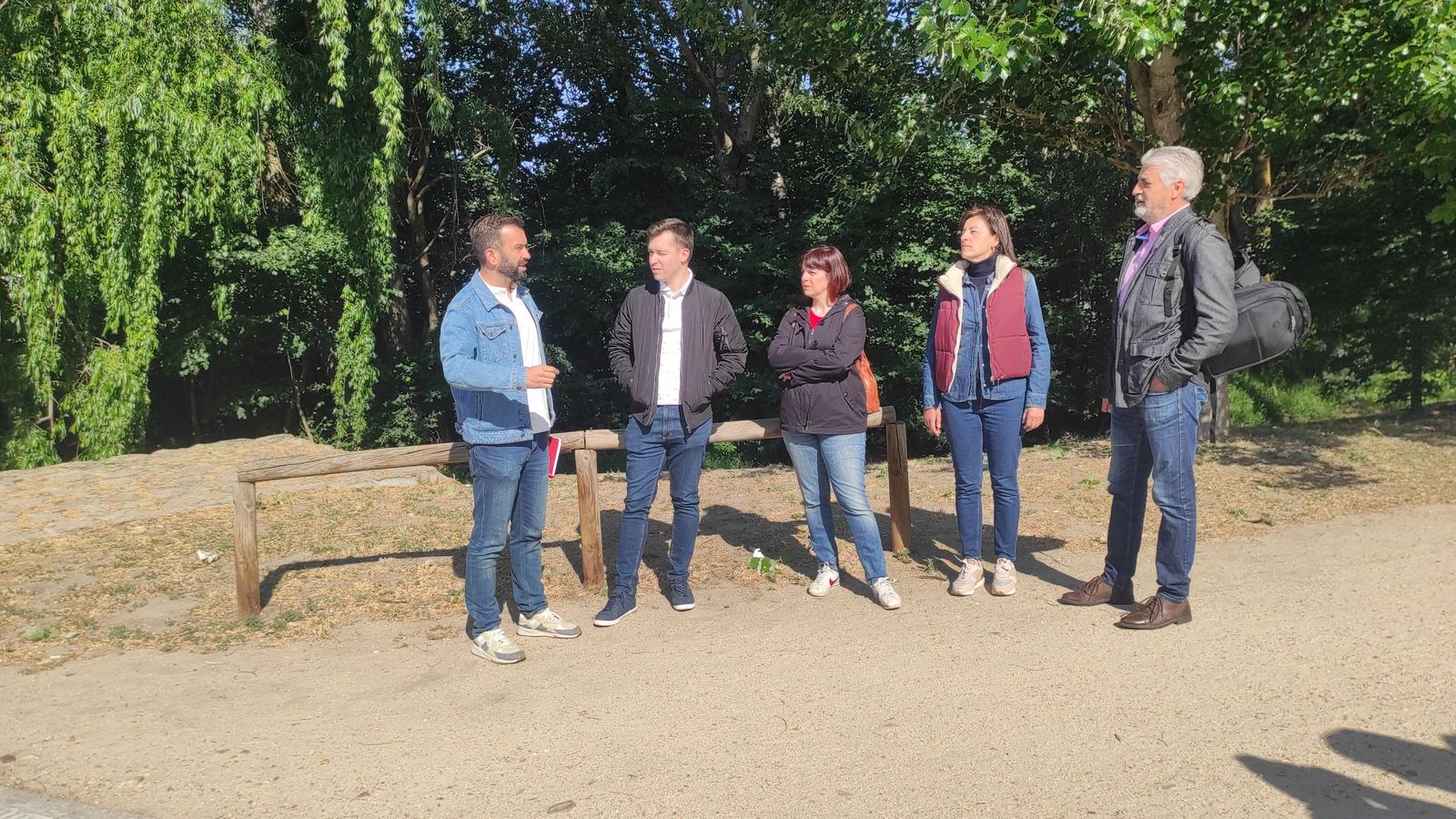 David Gago, candidato socialista a la alcaldía de Zamora, con su equipo en el bosque de Valorio