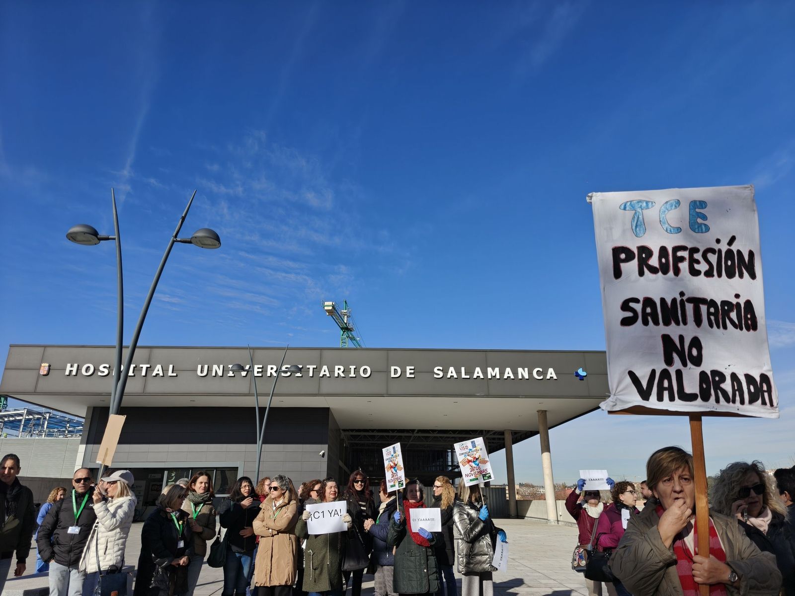 Las TCAEs de Salamanca se concentran a las puertas del hospital de Salamanca