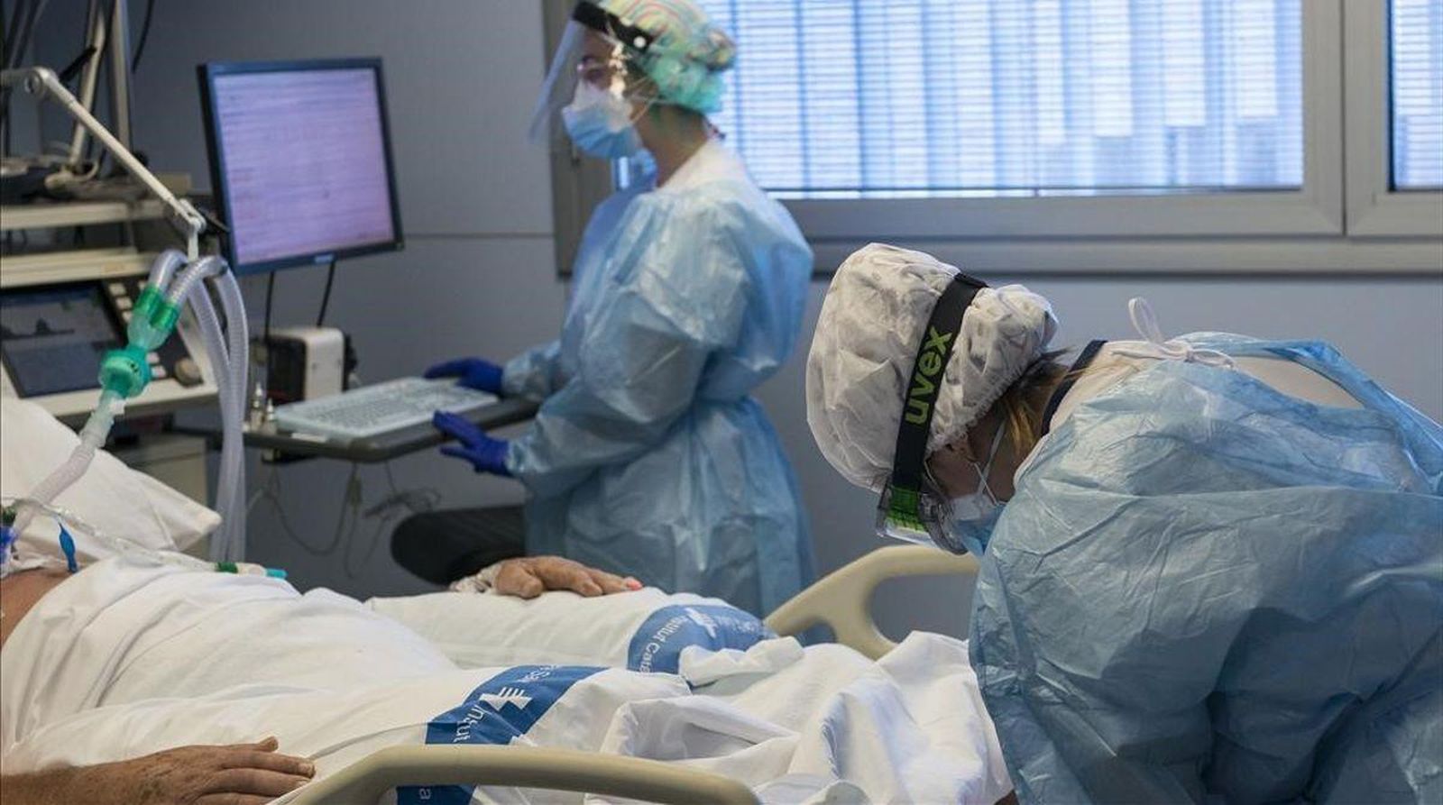 Sanitarios atendiendo a un paciente