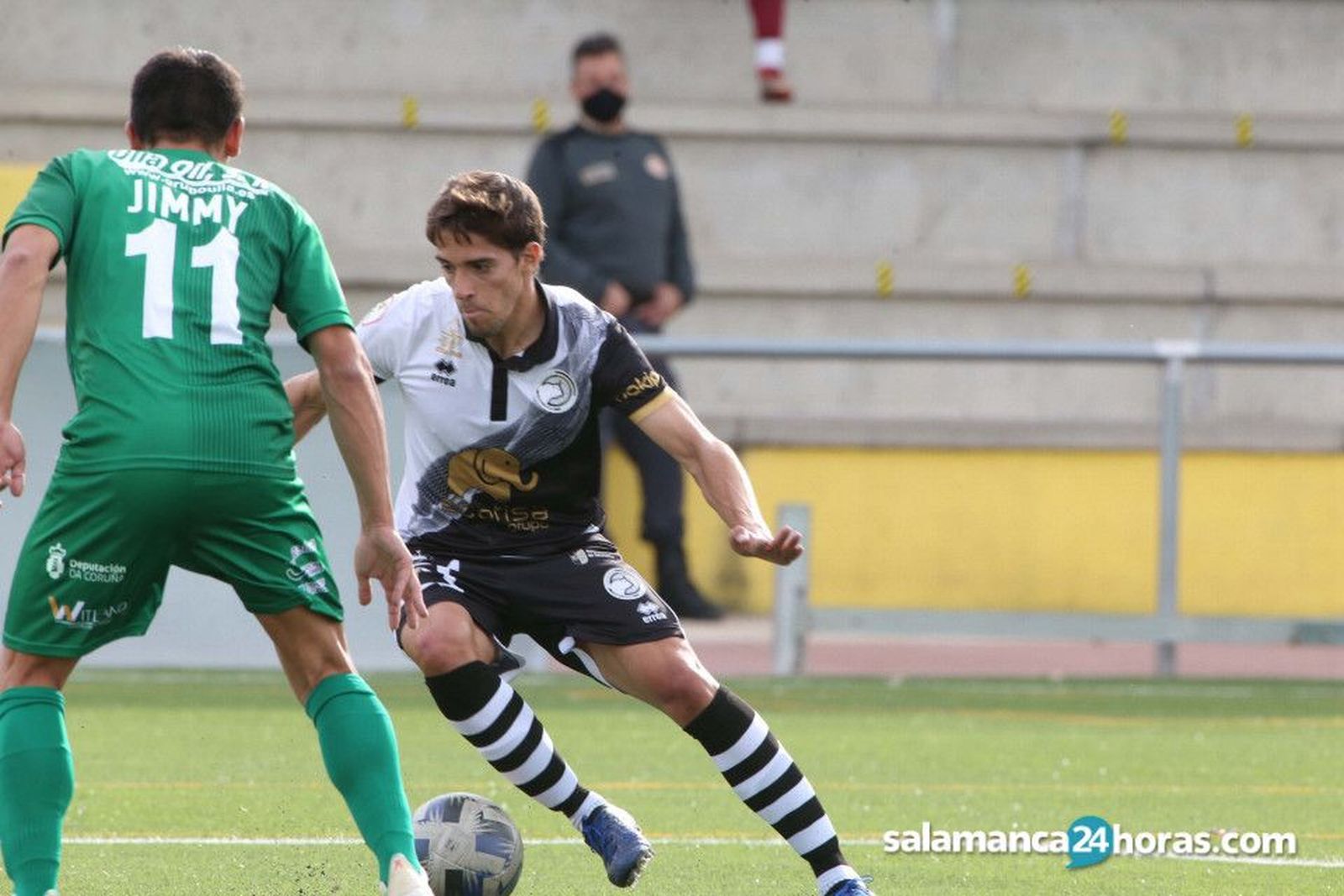 Marín trata de desbordar a un jugador del Compostela.