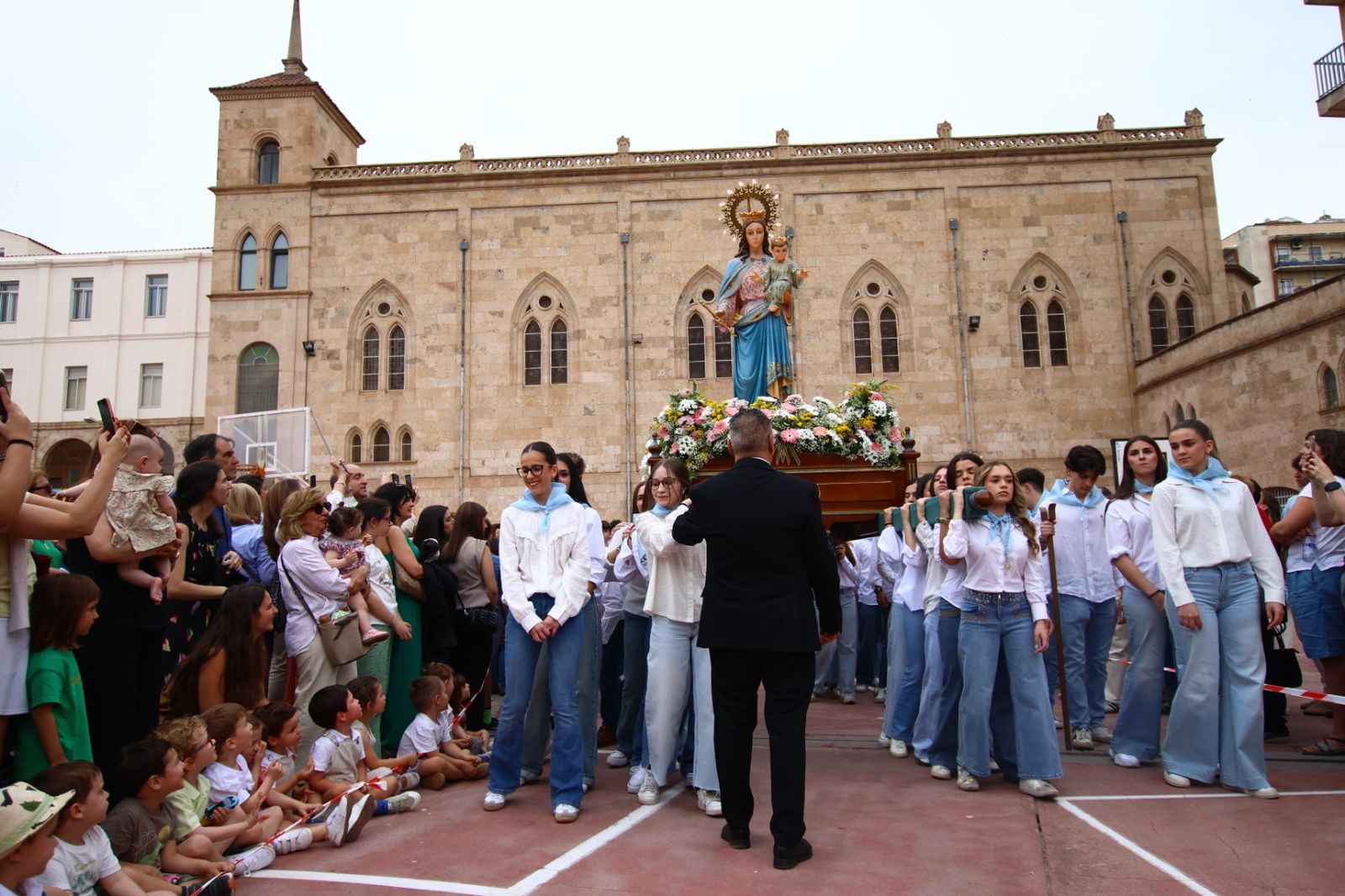 Procesión con motivo de la festividad de María Auxiliadora