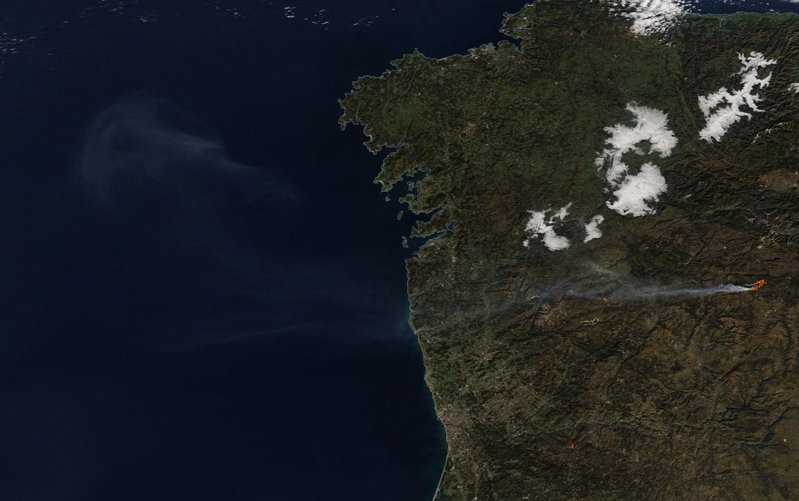 Imagen del incendio de Hermisende desde el espacio