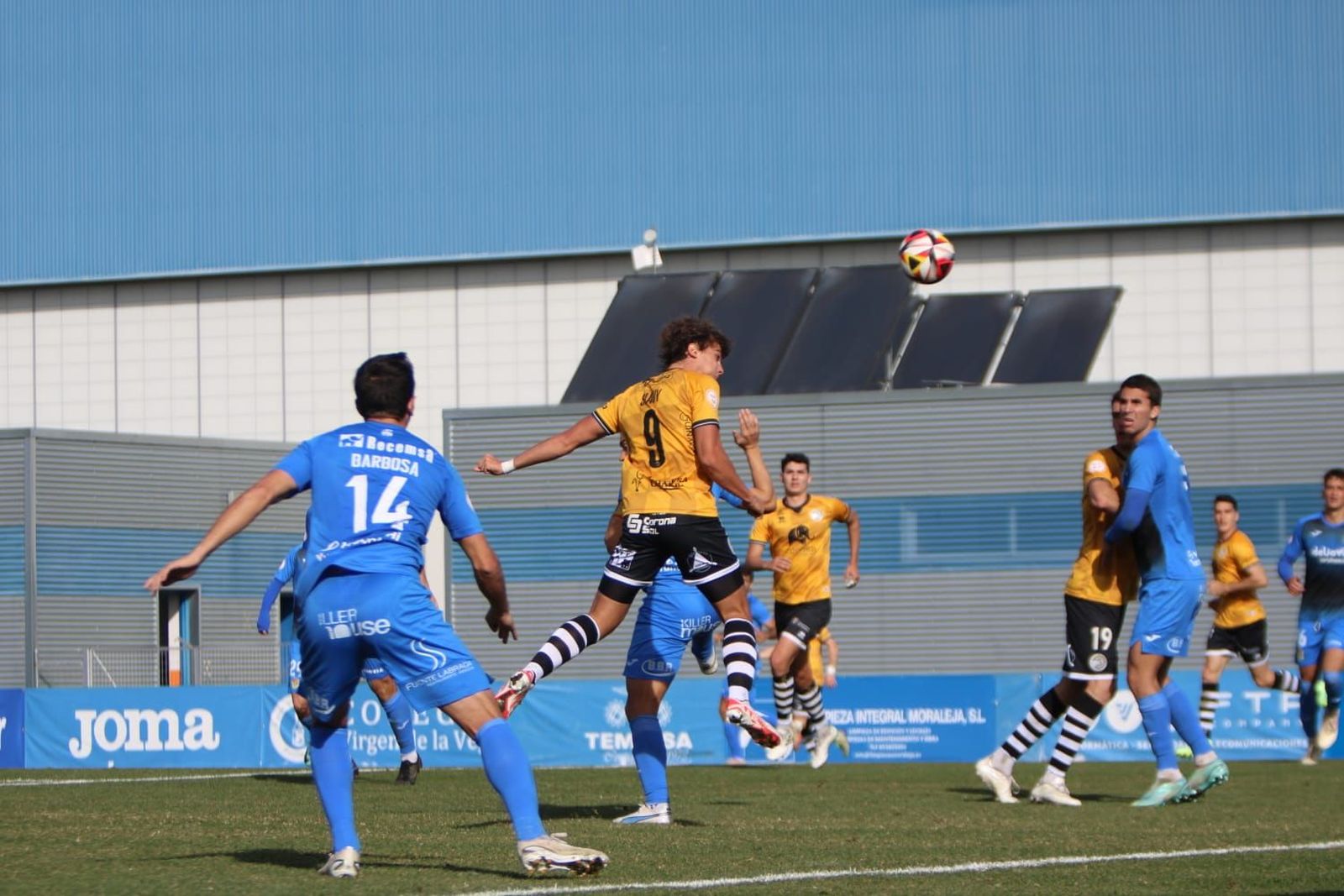 Remate de Slavy al palo ante el Fuenlabrada | FOTO UNIONISTAS CF