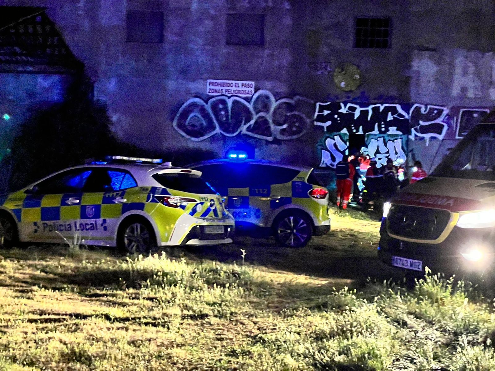 Rescatan a un hombre del interior de un pozo dentro de una nave en el barrio de Tejares