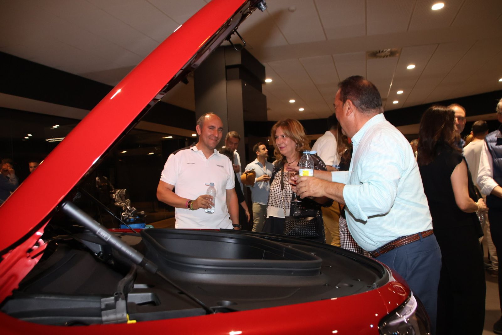 Presentación dos coches en la mercedes