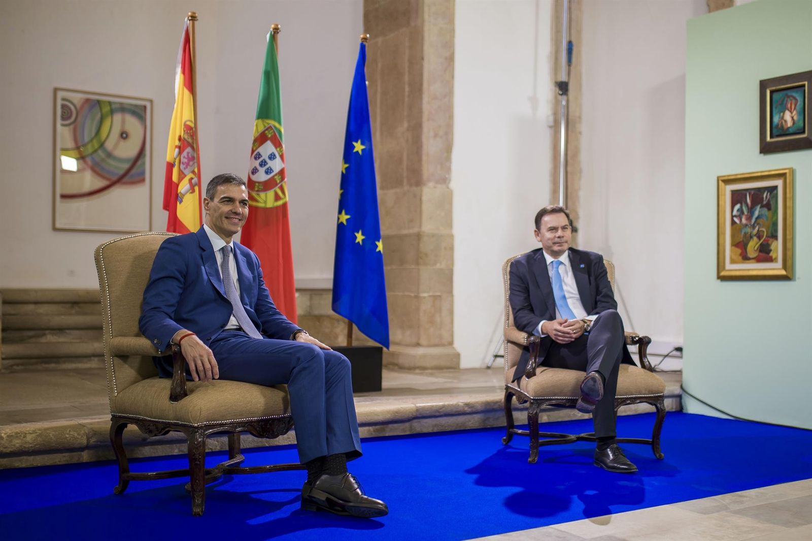 El presidente del Gobierno, Pedro Sánchez (i), y el primer ministro de la República Portuguesa, Luís Montenegro (d), mantienen un encuentro durante la XXXV Cumbre Hispano Lusa, en el Museo Municipal de Faro, a 23 de