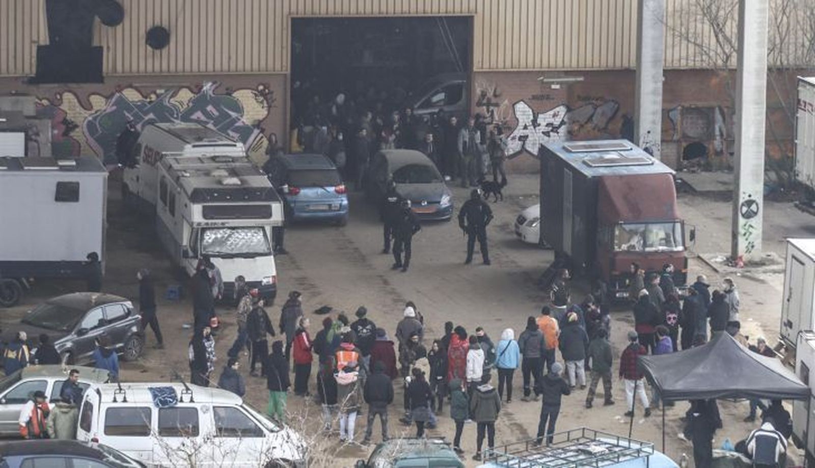 Mossos d esquadra frente a varios de los participantes de la rave que se celebraba desde la noche de fin de ano en llinars del valles barcelona 1 728x418