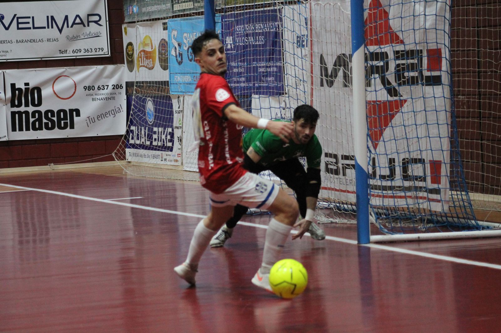 Jonás de portero- jugador frente al Leis Pontevedra en La Rosaleda