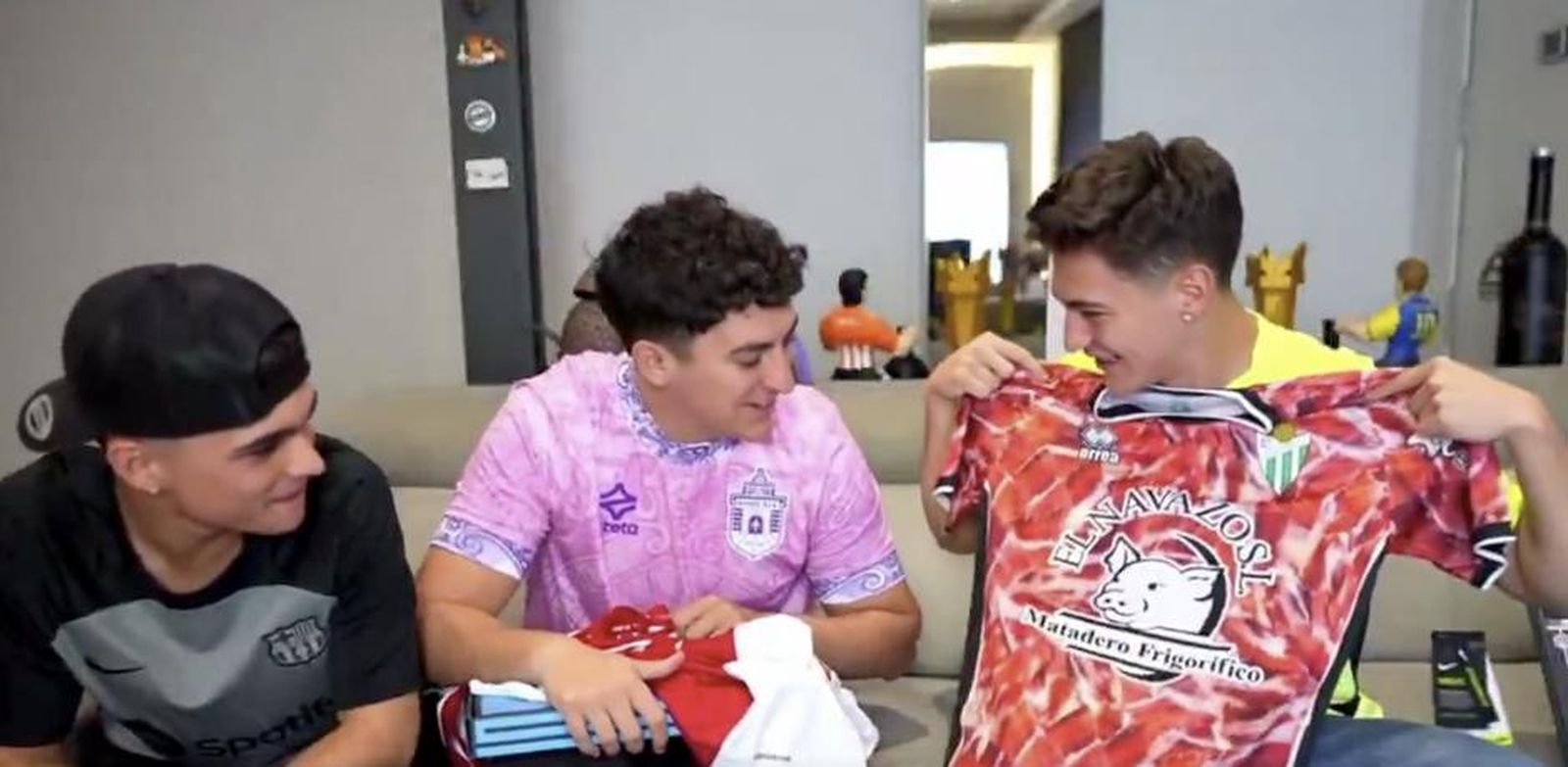 Los youtuber xBuyer y MiniBuyer lucen la camiseta del Guijuelo