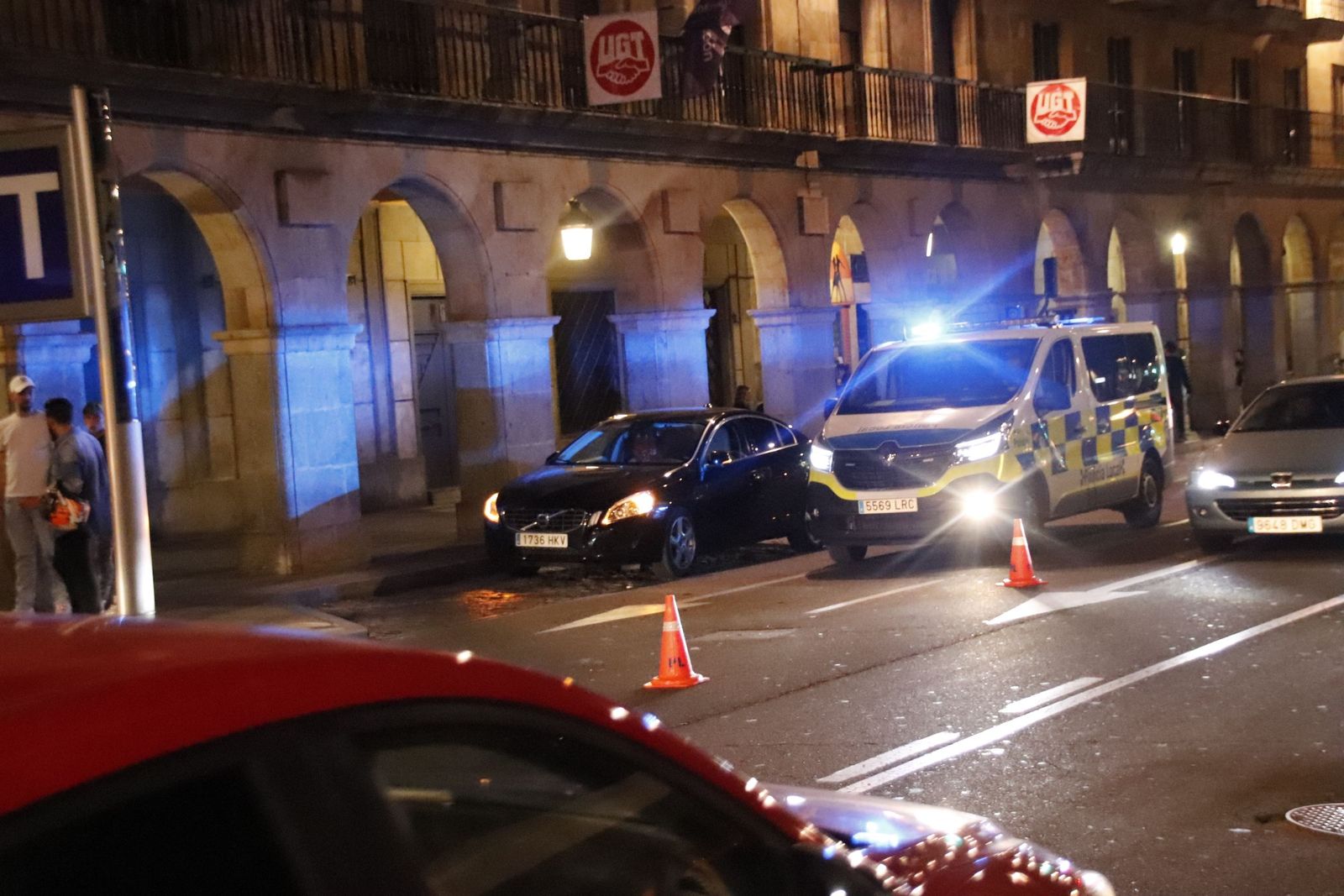Policía local en Gran Vía de noche en una foto de archivo.
