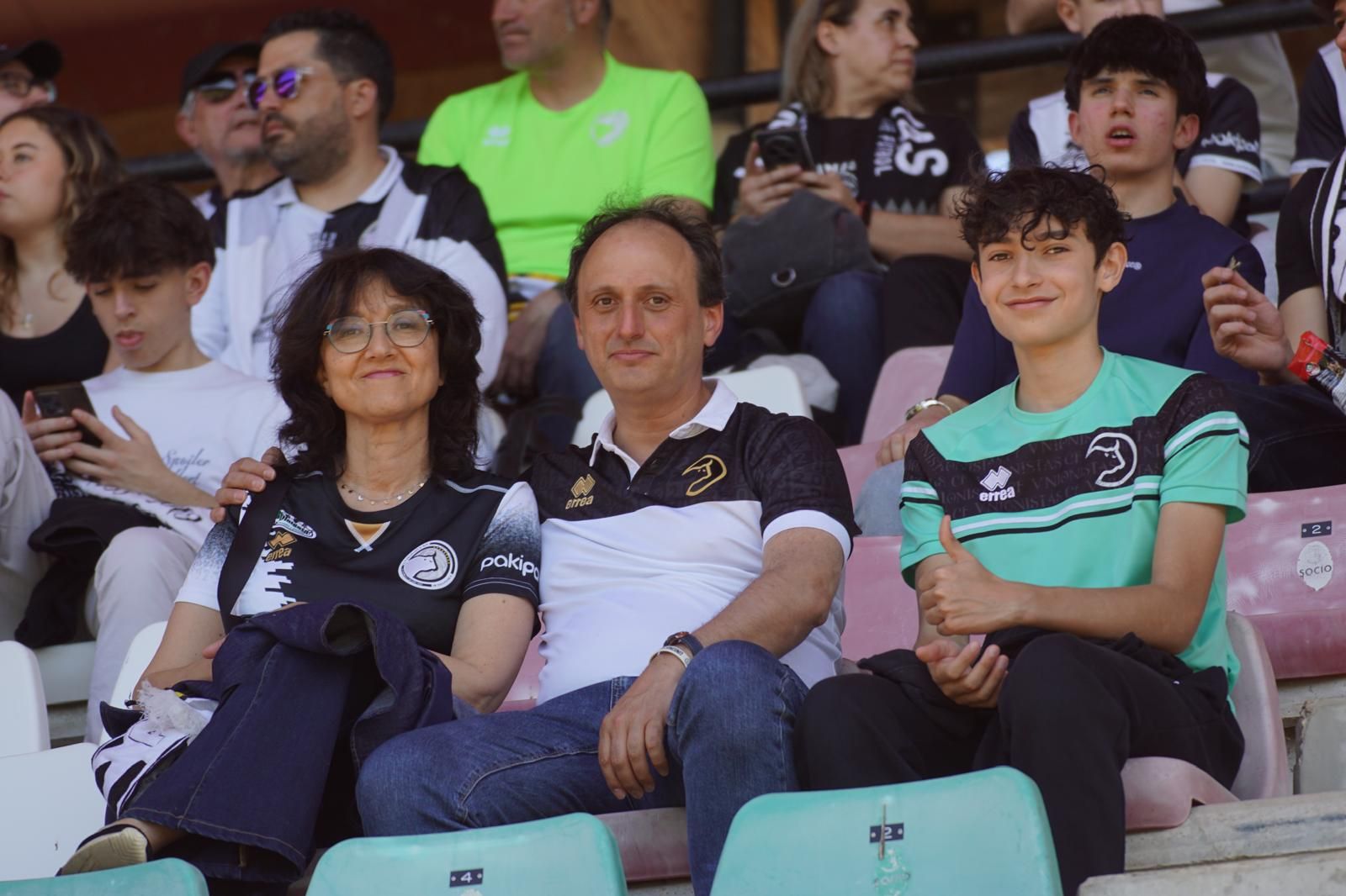 Gran ambiente en la grada para ver el partido entre Zamora - Unionistas en el Estadio Ruta de la Plata