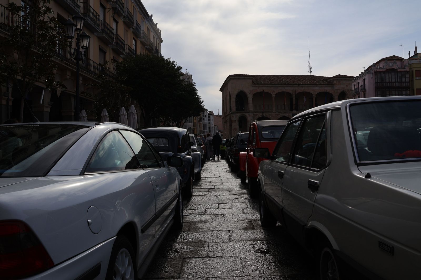 concentracion-de-coches-clasicos-en-la-plaza-mayor-23