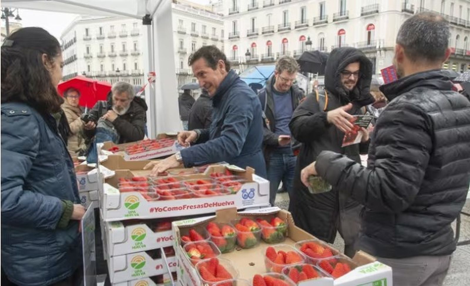 UPA reparte fresas en Madrid