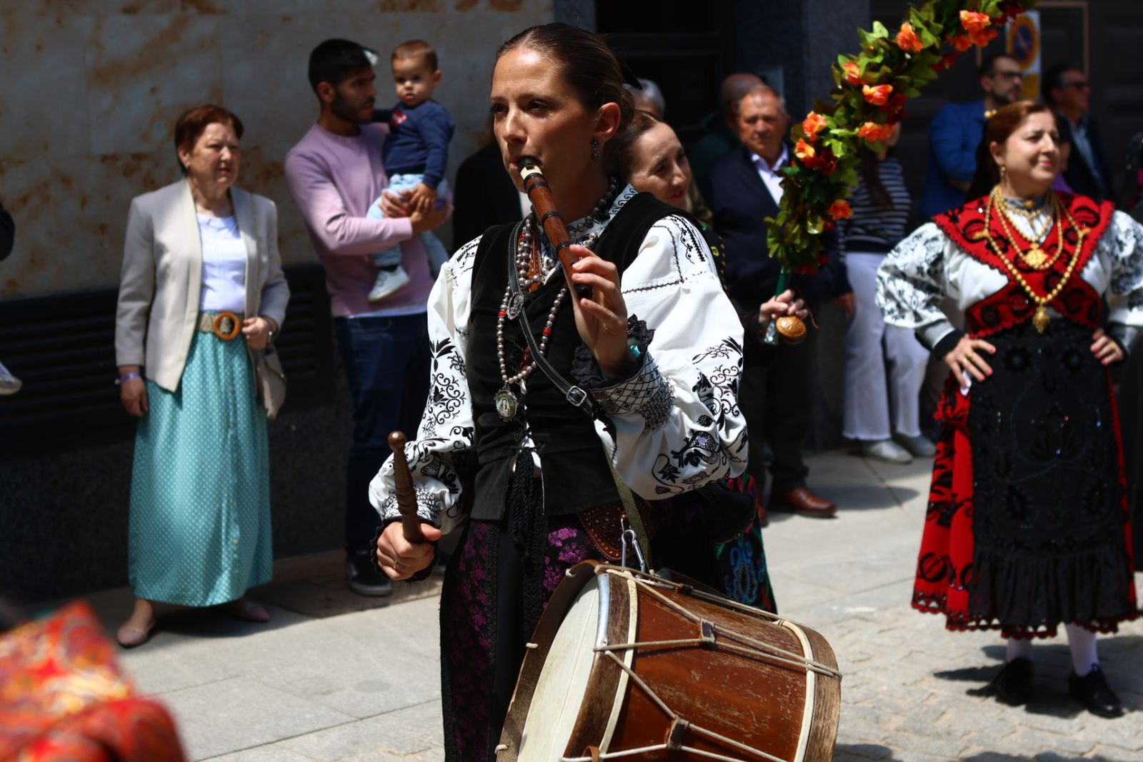 La devoción llena Villamayor en la salida procesional de Nuestra Señora de los Remedios