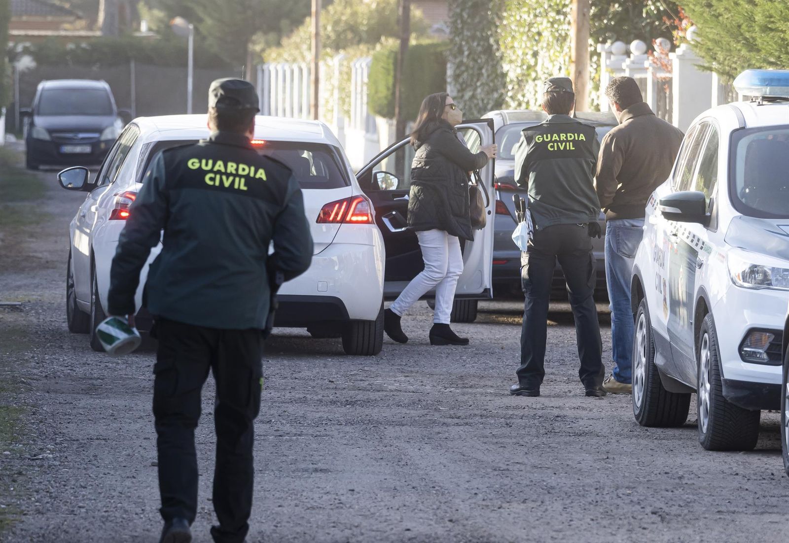 Varios agentes de la Guardia Civil y de Criminalística, en las inmediaciones del chalé de Óscar S., primer investigado del caso y último amigo que vio con vida a Esther López | EP