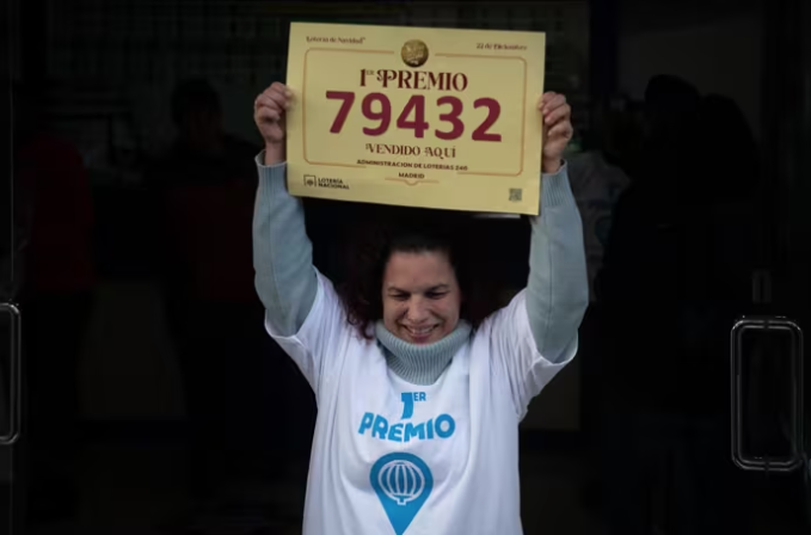 Esther Lanchas en el establecimiento de Madrid que ha repartido 64 millones de euros. EUROPAPRESS