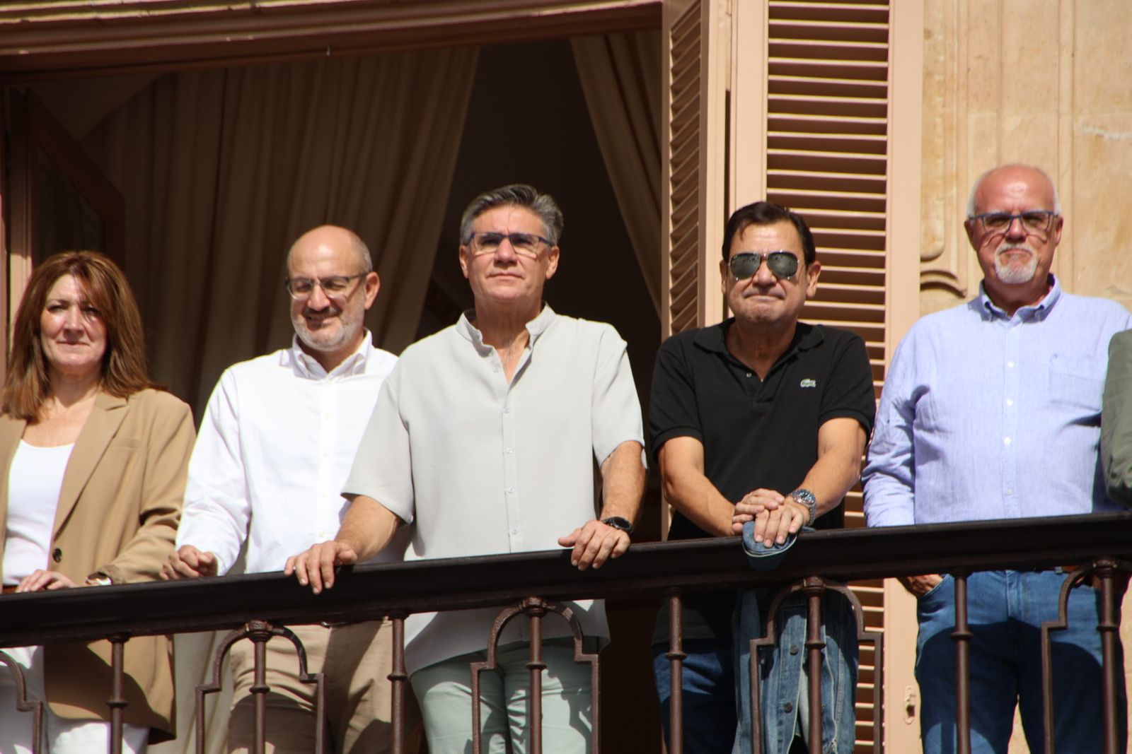 El alcalde de Salamanca, Carlos García Carbayo, recibe miembros y antiguos  miembros de la Escolta de Gran Gala de la Policía Local