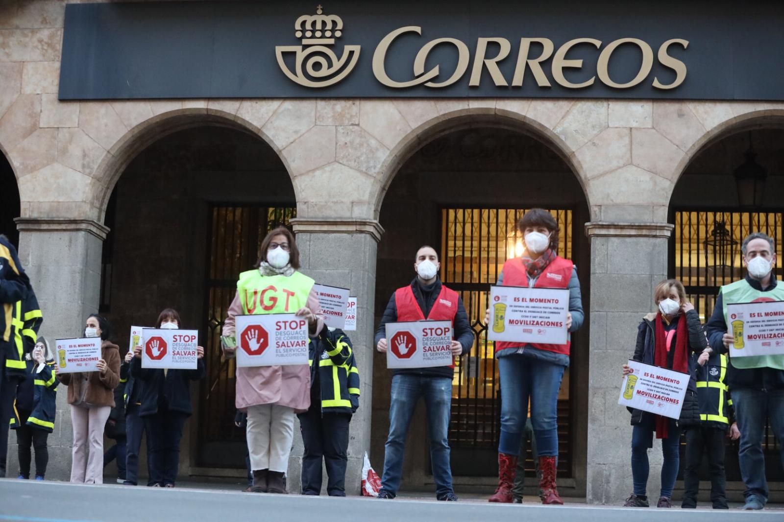 Concentración de trabajadores de Correos frente a la sede de Gran Vía