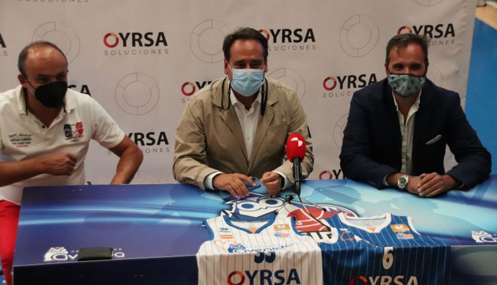 Presentación camiseta Perfumerías Avenida y Oyrsa
