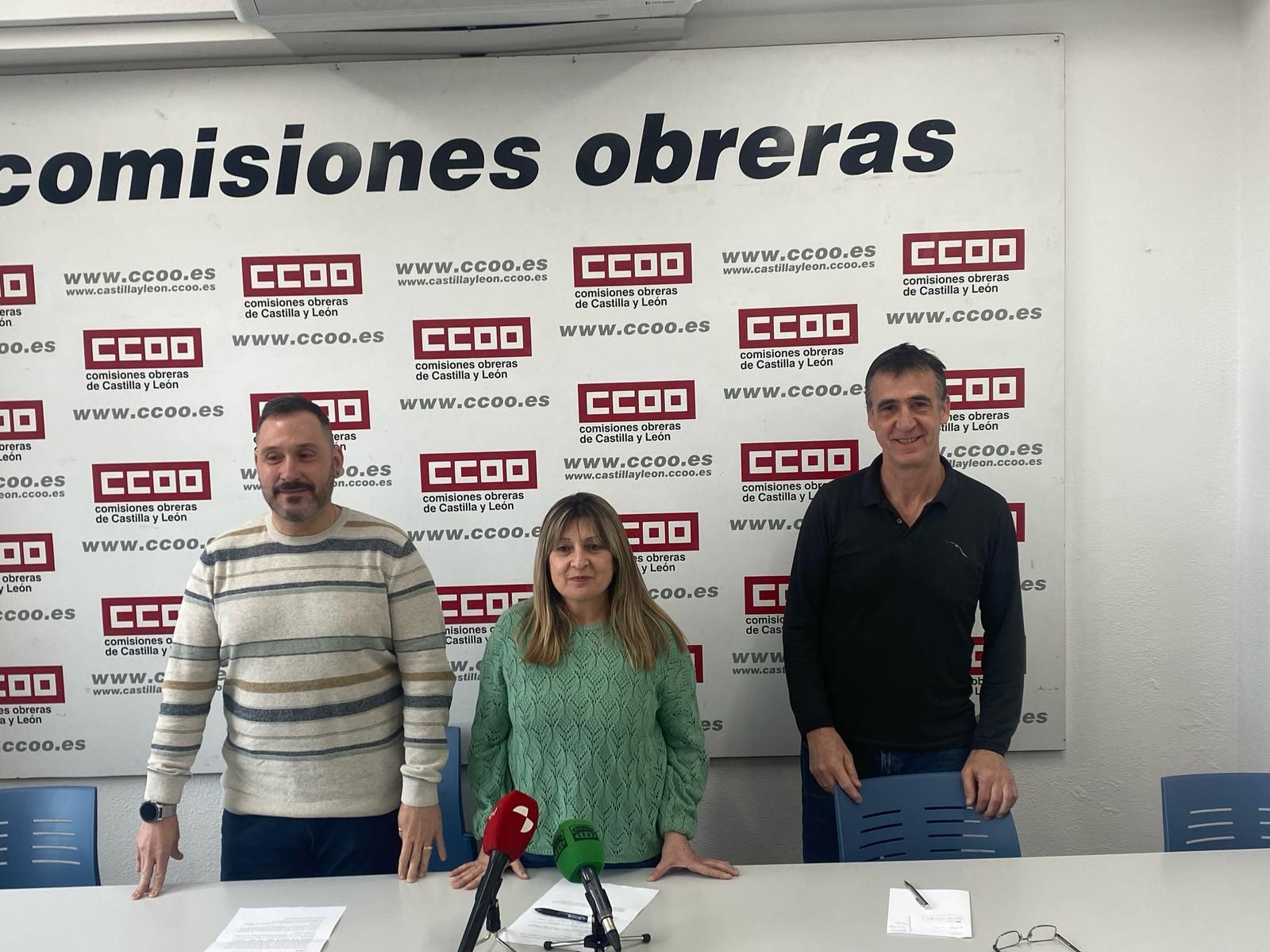 Trinidad Acebes, secretaria provincial de CCOO Zamora, en el centro, y Jesús Carretero, que tomará el relevo, a la izquierda