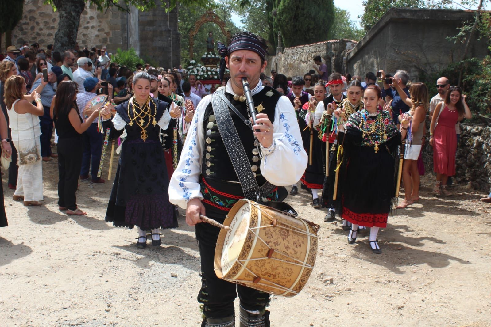 Solemne Misa en la iglesia del Robledo de Sequeros, procesión y ofertorio