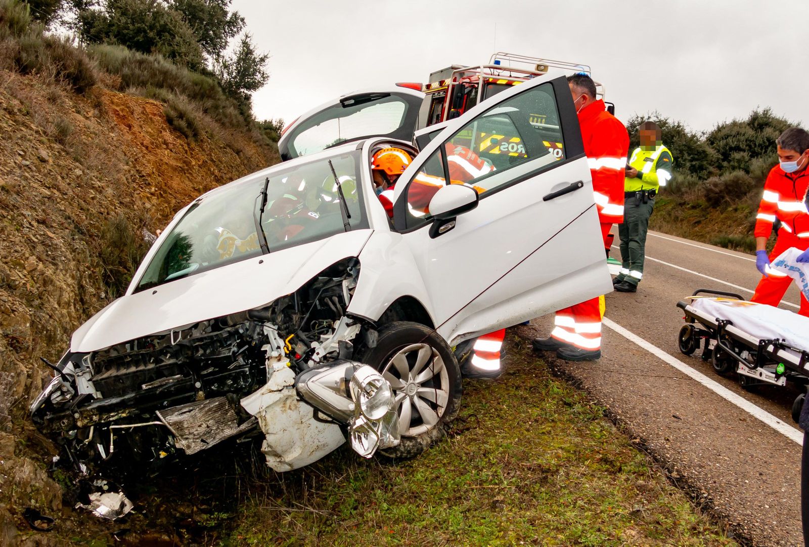 Dos mujeres heridas en un accidente en la carretera de El Bodón | Fotos: José Vicente (Agencia ICAL)
