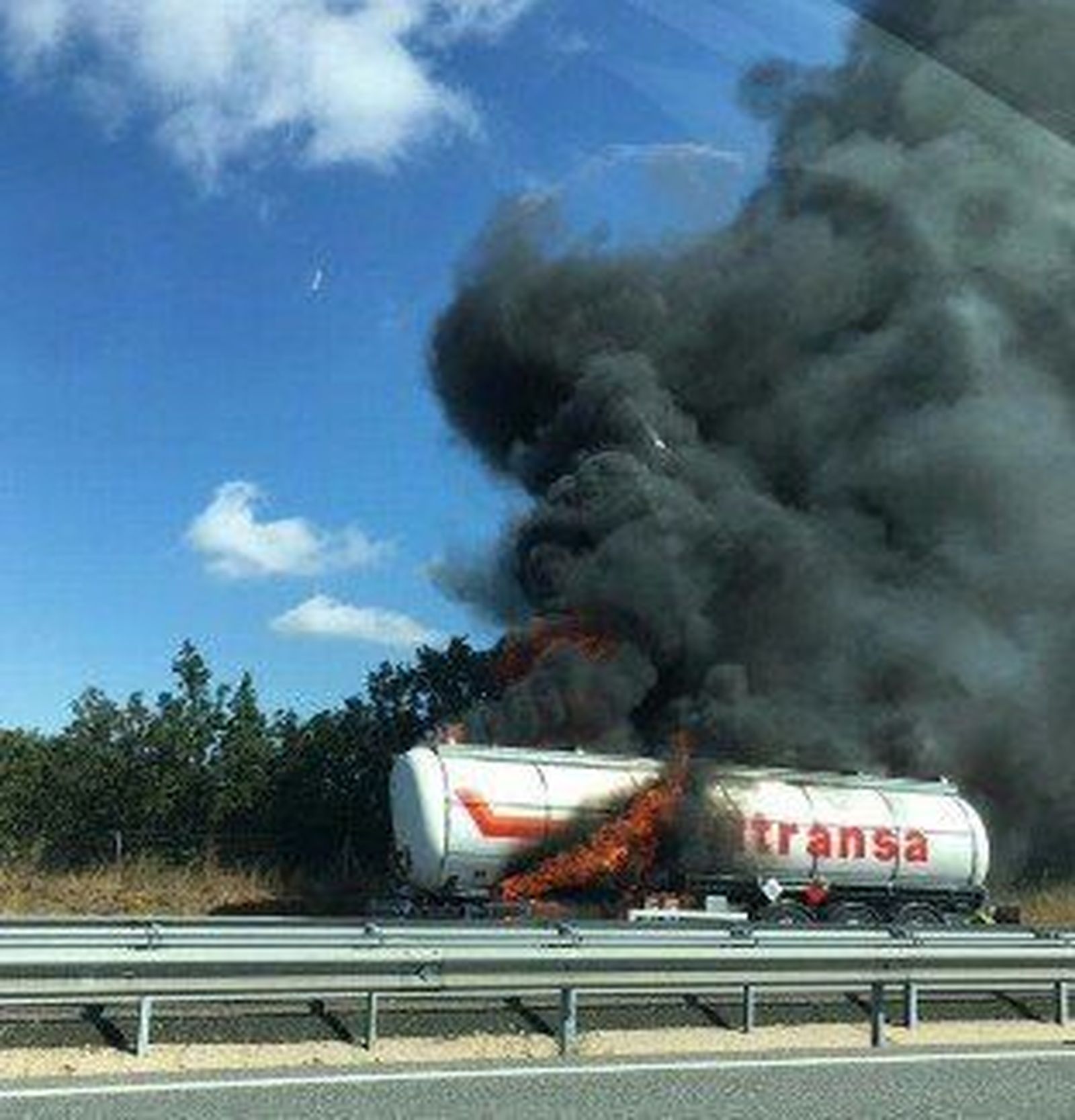Un fallecido al arder un camión tras una colisión contra otro en la autovía A-1