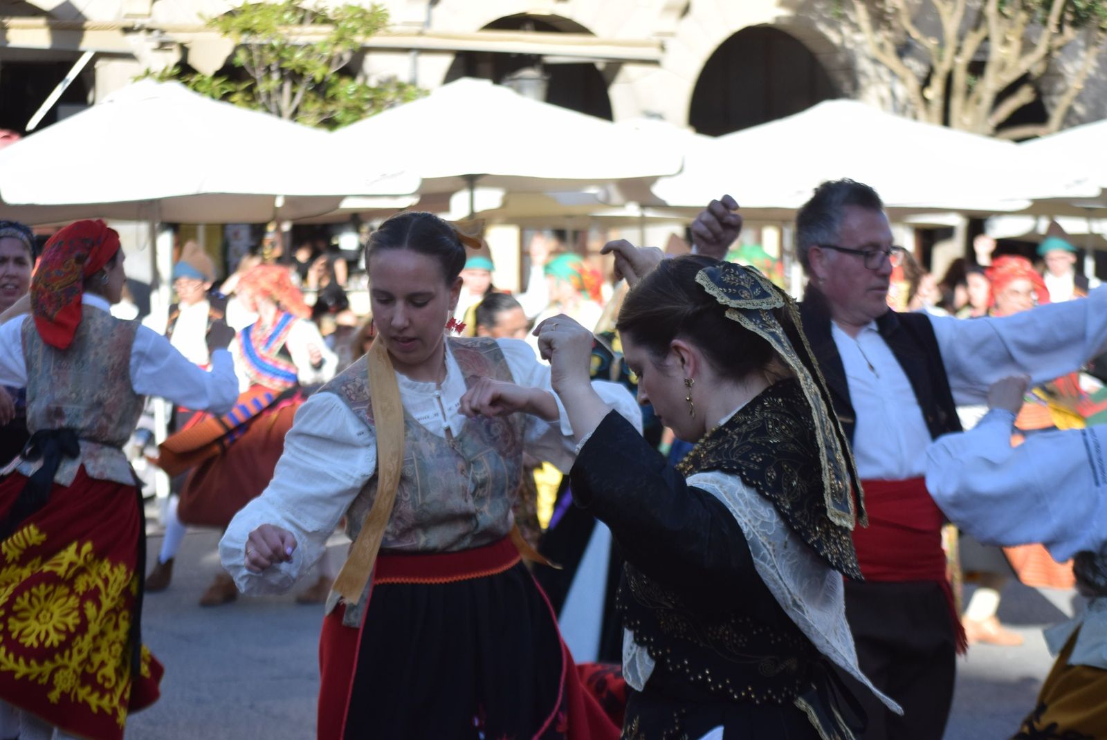 dona-urraca-celebra-en-la-plaza-mayor-el-dia-de-la-danza-16