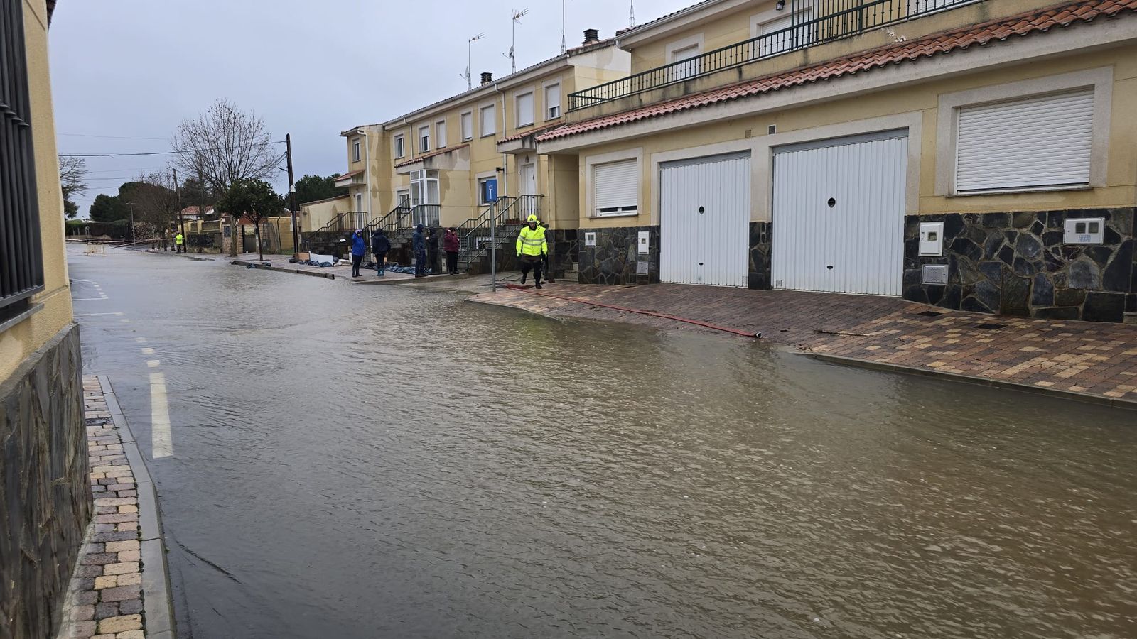 Movilizados los bomberos por una inundación en las calles de Miranda de Azán