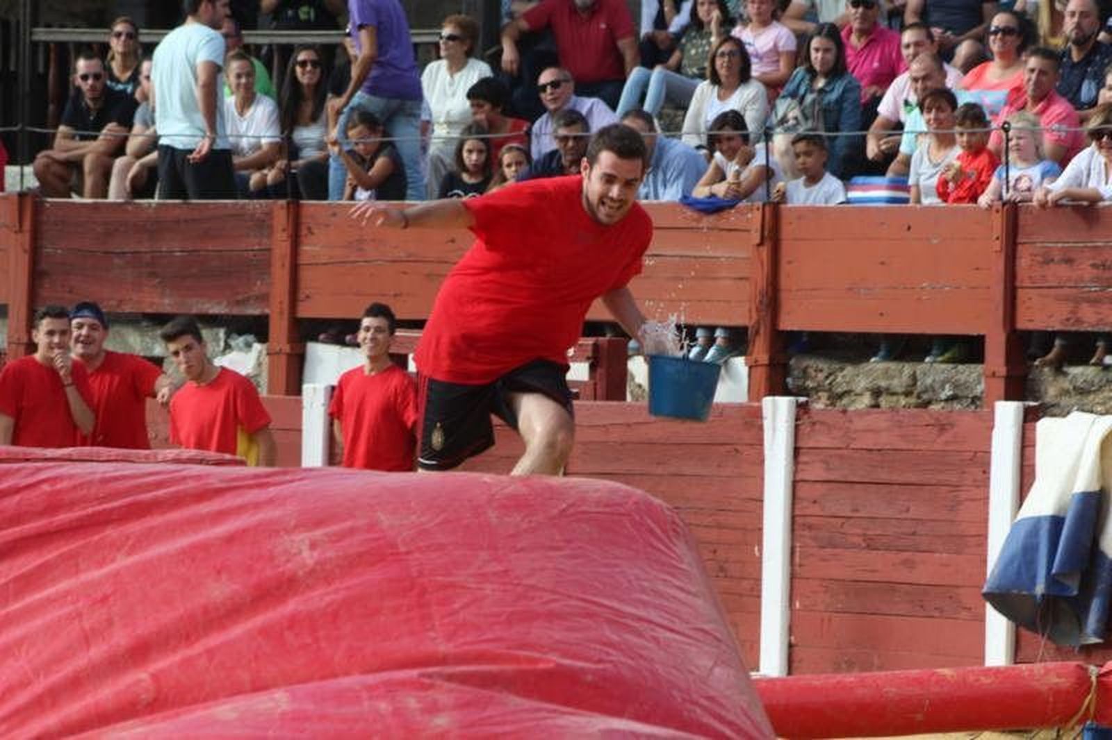 Las peñas y el público disfrutan del Humor Amarillo en `La Ancianita'
