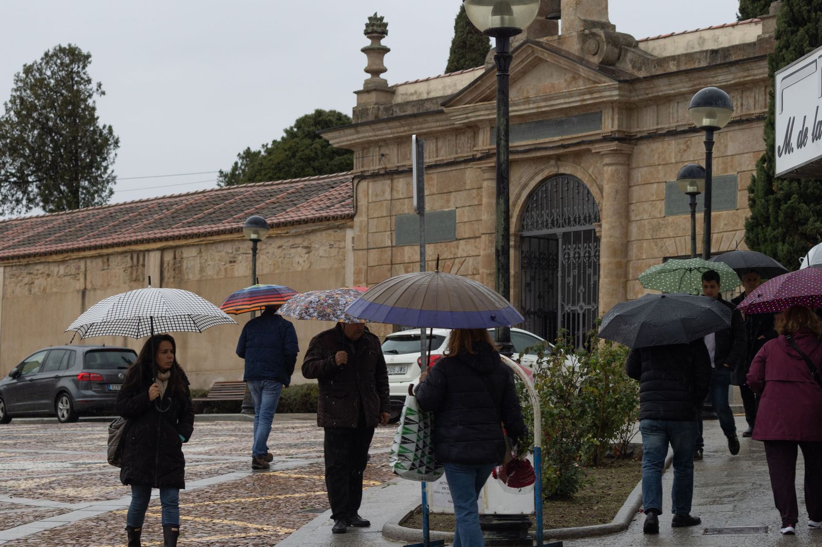 Lluviosa mañana de todos los santos en el Cementerio San Carlos Borromeo de Salamanca
